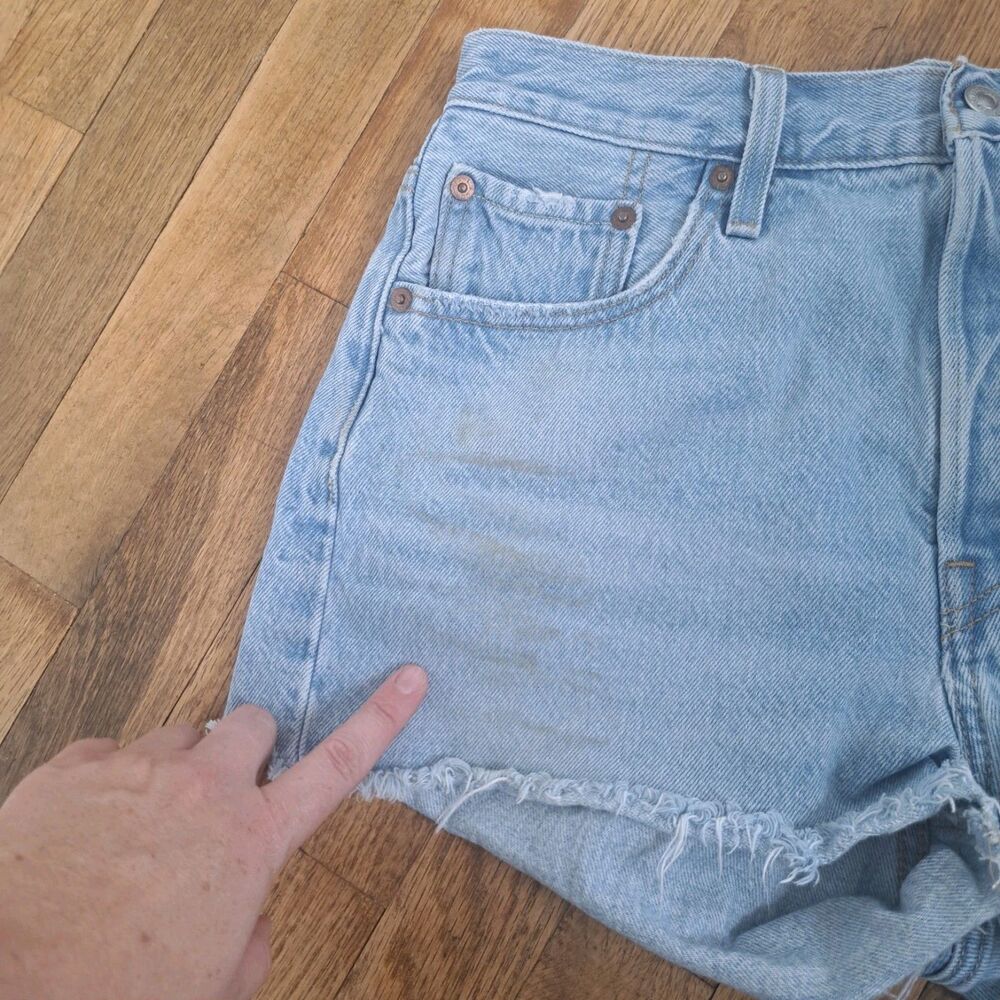 Levi's 501 Jean Shorts Denim Size 29 Womens Distressed Cut Off Light Wash FLAWED - Picture 10 of 10